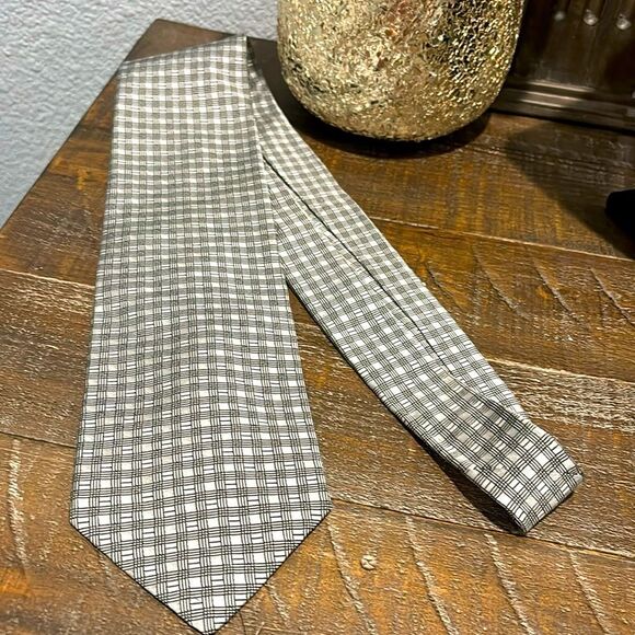 Geoffrey Beene Other - Geoffrey Beene %100 silk Tie. GUC. Small stitch needed on tag.